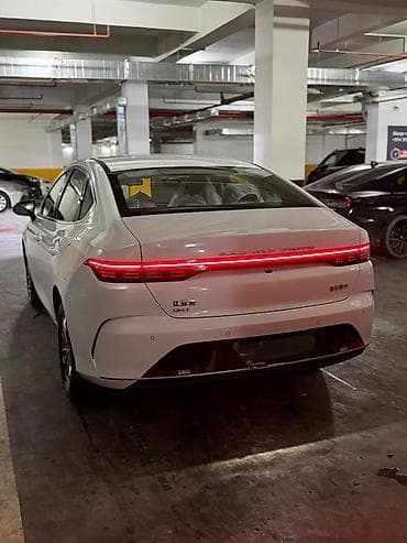 lapet satisi: BYD Qin Plus (sedan), ağ rəng. - Kuzov: 4 qapılı sedan, aerodinamik — 5