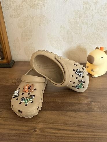 Bej rəngli delikli rezin crocs tipli terliklər Ölcü 32-33 Material