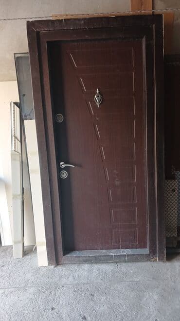 qapı cəftəsi: Tünd qəhvəyi rəngdə olan bu metal qapı, müasir dizaynı və — 5