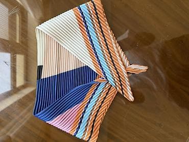 Rəngarəng plisəli kvadrat şərf - Dizayn: Cəsarətli həndəsi — 4