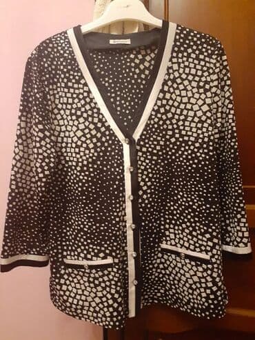 Ağ və qara rənglərdə olan bu qadın kardiganı, kiçik, nizamsız formalı