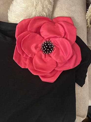 gelin gülü: Yaxssinda olan gül cxir Qara T‑shirt – iri dekorativ gül aplikasiyası — 2