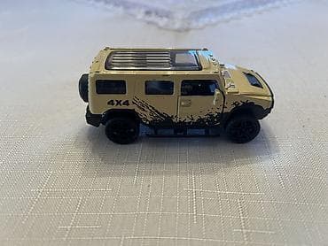 Portağal və qara rəngli, off-road dizaynlı oyuncaq avtomobil. Bu — 9