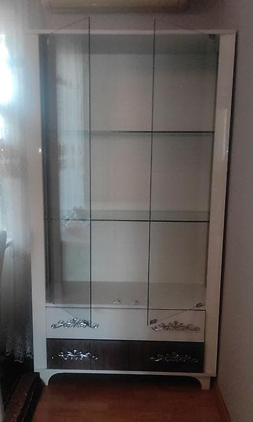 Şüşəli dolab vitrini