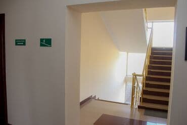 Həyət evləri və villalar: Obyekt satılır. Obyektin ümumi ərazisi 1.5 hektardi. 3 mərtəbəli — 9