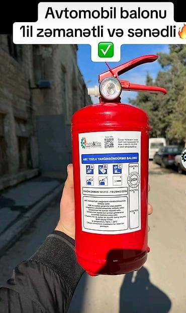 Qırmızı rəngdə, "AZ Fire Land" markalı tozlu yanğınsöndürmə balonu