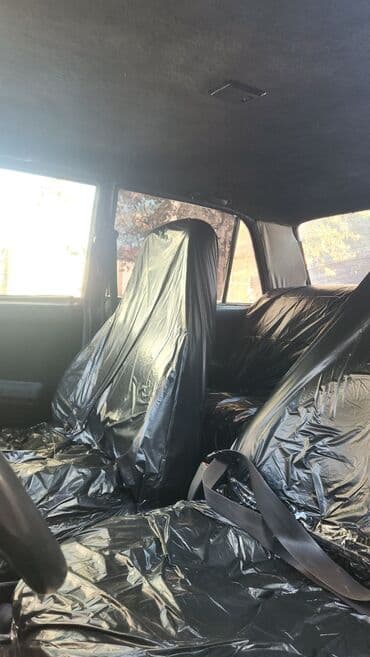 jiquli: Vaz 2107, ağ rəngli sedan Texniki xüsusiyyətlər: - Ban tipi: sedan, 4 — 4