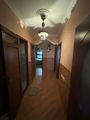 sumqayıt: 4 otaqlı mənzil – klassik interyer - Geniş salon: parket döşəmə — 6