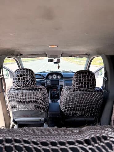 on suse: Nissan X-Trail, ağ rəngli, 5 qapılı SUV. Əsas xüsusiyyətlər: - Geniş — 6