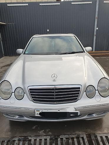 Mercedes-Benz E 240: 2.4 l | 2001 il Sedan