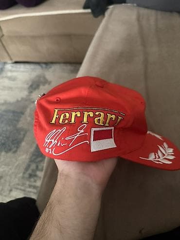 namaz geyimi: Michael Schumacher kolleksiyasından qırmızı rəngli kepka. Kepkanın ön — 2