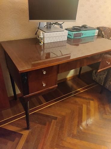 Yazı masası. 100 AZN. ideal vəziyyətdədi türk malıdır ünvan 7ci