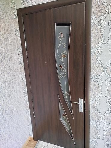 ev pencereleri: Qapı – daxili otaq qapısı - Material: tünd rəngli MDF/laminat örtüklü — 4