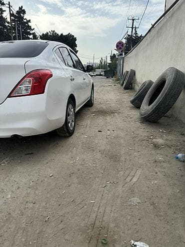 on suse: Nissan Sunny sedan – ağ rəng, 4 qapı, arxa baqaj spoyleri ilə. Praktik — 1