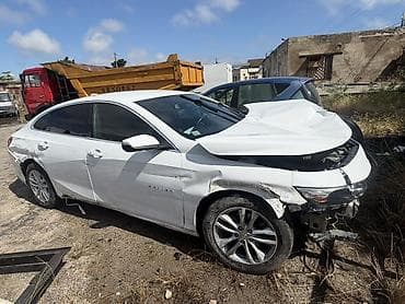 masin cadir: Chevrolet Malibu – hissələr üçün Ağ rəngli Chevrolet Malibu sedan — 3