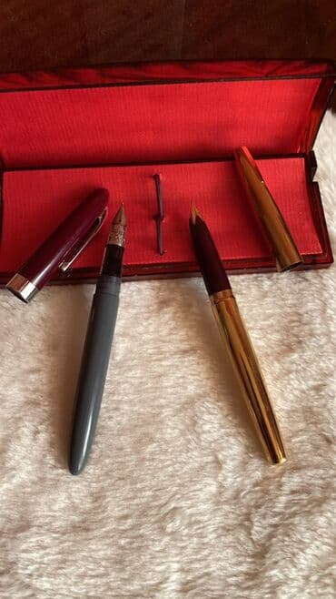 qələm qabı: Mürəkkəblə dolma qələmlər.Qizili rəngdə olan Sovet qələmi olub,perosu — 1