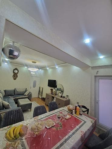 8 noyabr metrosunda satilan evler: Satılır: mənzil (şəkillərdə göstərilən) Xüsusiyyətlər: - Giriş — 8