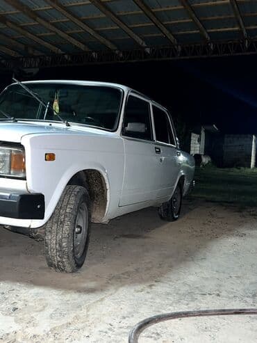 турбо аз подержанные автомобили таеота приюс аренд: Lada 2107 sedan – ağ rəngli, klassik kuzov. Üstündə dam “TAXI” işarəsi — 4