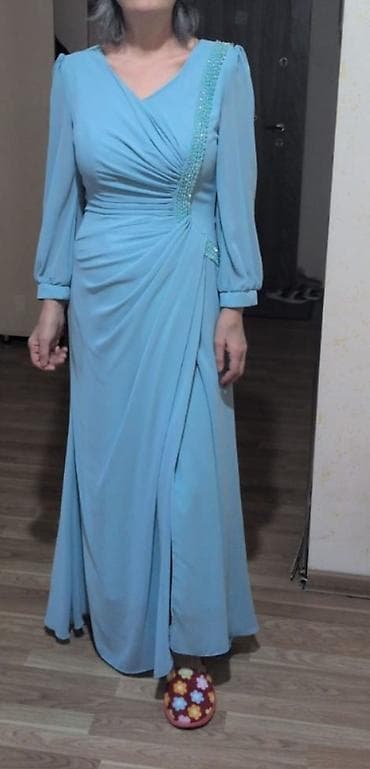 Açıq mavi rəngdə uzun ziyafət/libas - Model: V-yaxa, döş hissəsində — 1