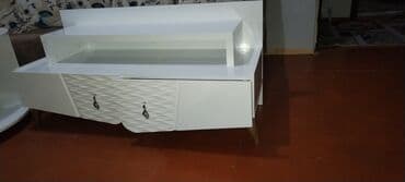 Masalar və oturacaqlar: Düz TV altlığı, Polkalı — 1