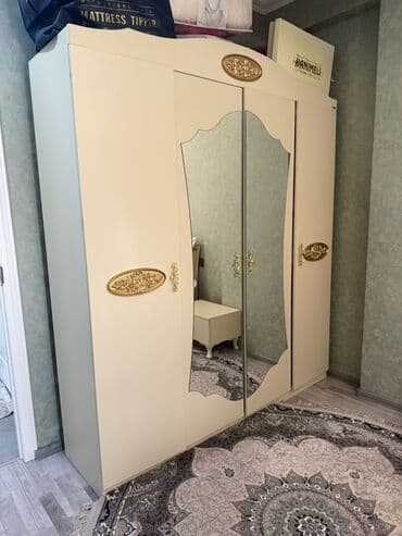 Mercedes-Benz: İkinəfərlik çarpayı, Dolab — 1