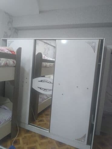 Ağ rəngdə yataq otağı mebel dəsti - Geniş sürgülü qapılı şkaf: 3