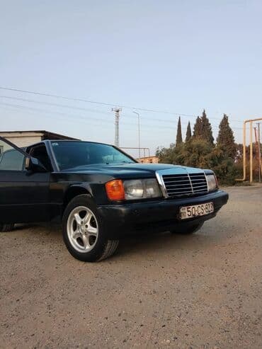 Mercedes-Benz 190 (W201) sedan - Korpus: tünd rəng, 4 qapılı sedan
