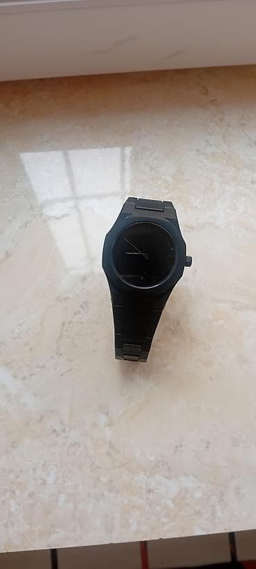 qol saatlari 2020: Qara rəngli minimalist qol saatı - Korpus: mat qara rəngdə, dairəvi — 2