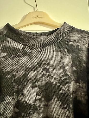 Kişi geyimləri: Qadın paltarı – midiyə yaxın uzunluq, rahat kəsim. - Rəng: qara — 2