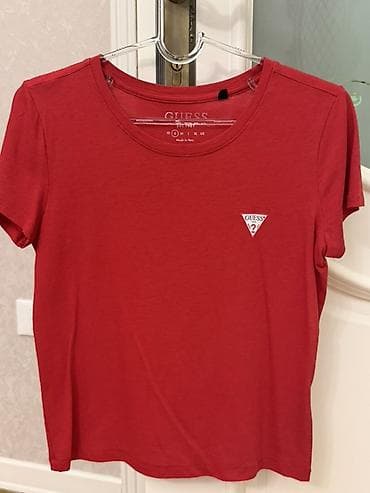 Toy paltarları və aksesuarları: GUESS qadın T‑şörtü - Model: klassik qısaqol, dairəvi yaxa - Rəng — 1
