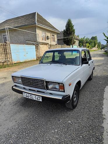 VAZ 2107 sedan – ağ rəng, 4 qapı, arxa ötürücülü klassik kuzov