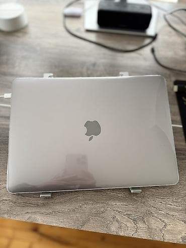 Apple MacBook noutbuk Xüsusiyyətlər: -intel i5 -Ram 8gb - Ssd 512 -