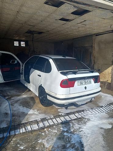 16 diski teker: Ağ rəngli 5 qapılı hetçbek avtomobil. Nömrə: 90-TB-516. 1600 qiymeti — 7