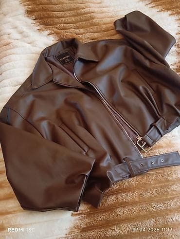 Qadınlar üçün qısa model dəri gödəkçə - Rəng: tünd qəhvəyi - Model