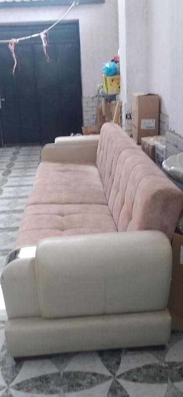 Мебель: Uzun, geniş oturma sahəsi olan 3 yastıqlı böyük divan. Xüsusiyyətlər — 3