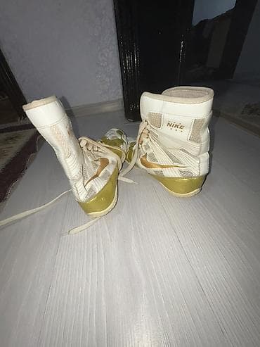 Nike yüksək boğazlı idman ayaqqabısı - Rəng: ağ və qızılı detallar - — 2