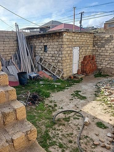 28 may menzil: Təsvir: - Həyətdə yerləşən kiçik daş tikili (tövlə/ambar/ustaxana — 8