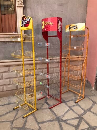 Üç ədəd metal ticarət rəfi dəsti. Rəflər yüngül metal konstruksiyadan