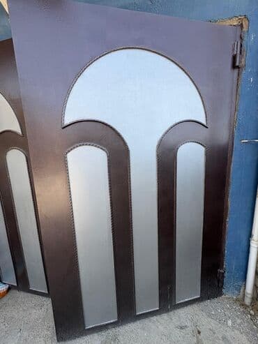 muasir darvazalar: Tünd qəhvəyi rəngdə və metal materialdan hazırlanmış bu qapı, yuxarı — 5