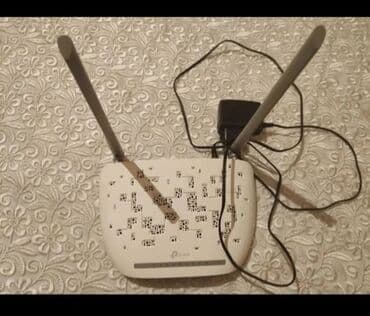 wifi anten: TP-Link şirkətindən olan iki antenli ağ rəngli Wi-Fi router. Evdə — 2