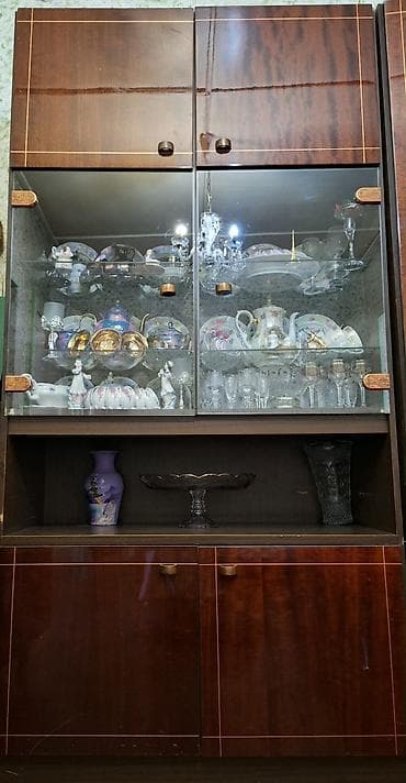 skafi: Vintage vitrinli bufet Istehsali Ruminya - Material: tünd qəhvəyi ağac — 2