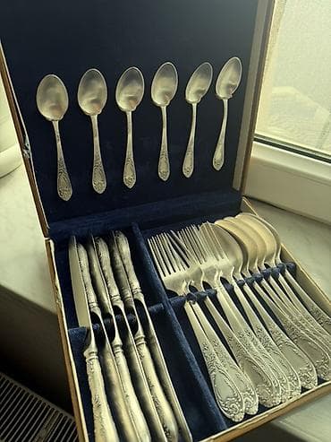 Antik üslubda bəzəkli süfrə dəsti – metal çəngəl, bıçaq və qaşıqlardan