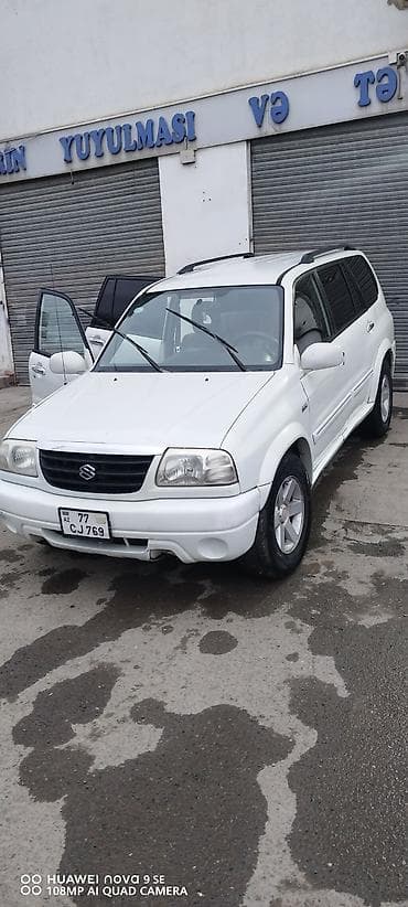 Suzuki Grand Vitara XL-7, ağ rəng, 7 yerlik tam ölçülü SUV. Texniki