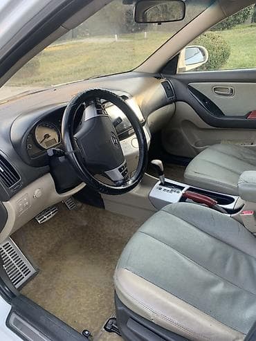 elantra təkər: Hyundai Elantra sedan – ağ rəng, 4 qapı, şəhər və tras üçün praktik — 9