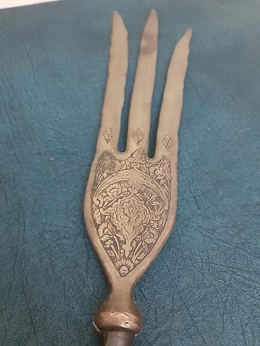 divarda dekor: Məhsul: Üçdişli Mis Nize basligi Təsvir: - Material: Dəmir/metal — 3