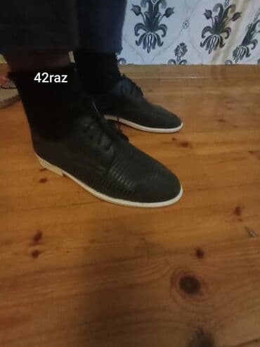 kişi koftaları: Kişi ayaqqabıları – 2 cüt 1) Qəhvəyi rəngdə, yarımboğaza qədər olan — 2