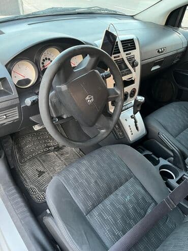 Avtomobil alışı: Dodge Caliber – gümüş rəngli, 5 qapılı hatchback. Əsas xüsusiyyətlər — 10