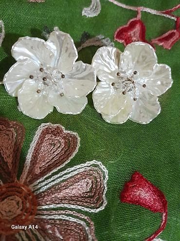 Çiçək formalı sırğa yenidir. - Model: iri çiçək formasında, 5 ləçək -