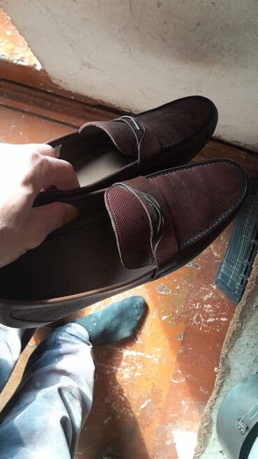 Kişi loaferləri – tünd qəhvəyi/bordo rəng çalarlarında. - Üst hissə