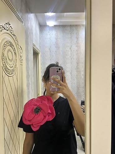 gelin gülü: Yaxssinda olan gül cxir Qara T‑shirt – iri dekorativ gül aplikasiyası — 1